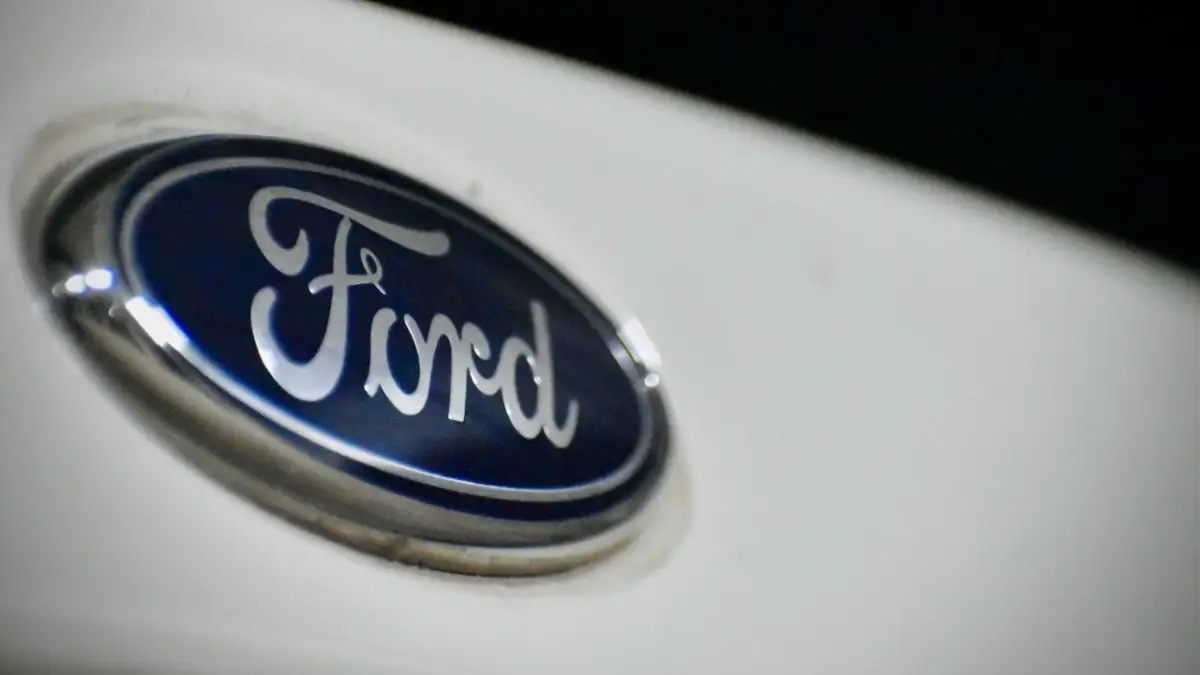 Close-up of a Ford emblem, used to illustrate the dispute involving former Ford worker Kurt Kromm and a $1.95 cookie payment.